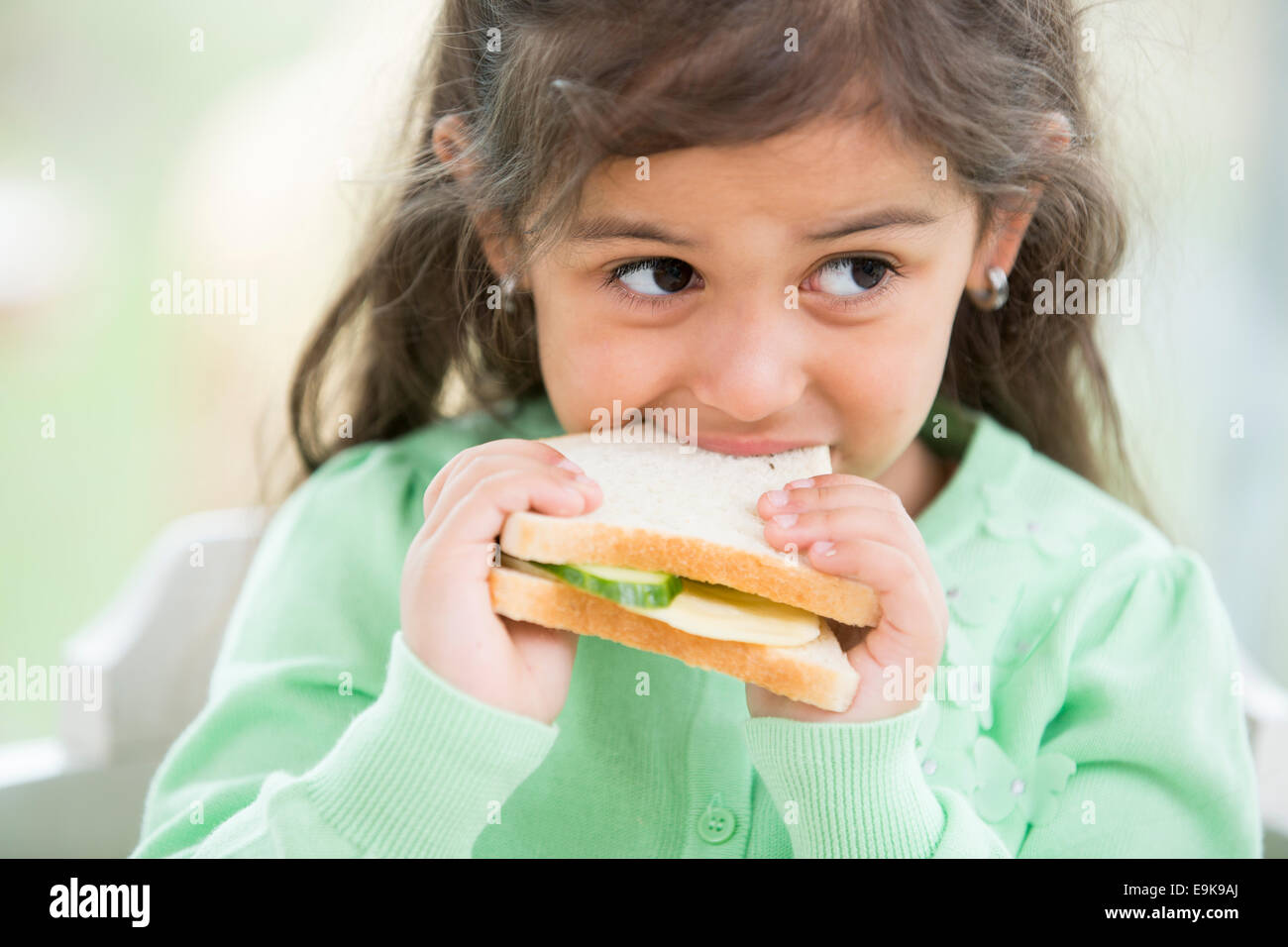 Kleines Mädchen Sandwich zu Hause essen Stockfoto