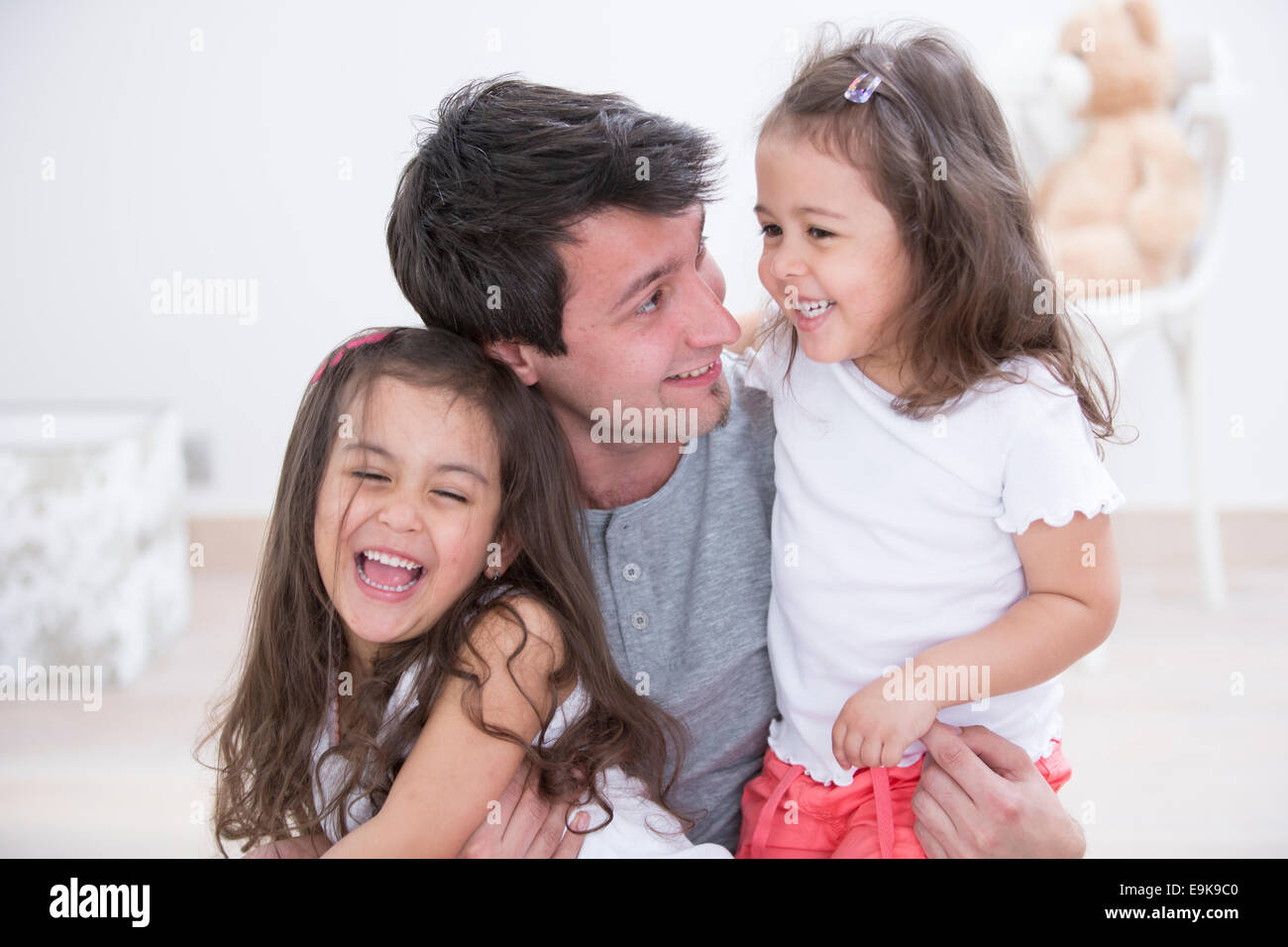 Glücklicher Vater mit Töchtern verbringen Zeit zusammen zu Hause Stockfoto