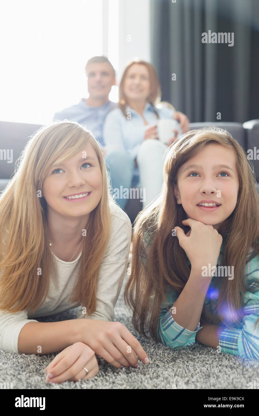 Glückliche Familie von vier vor dem Fernseher zu Hause zusammen Stockfoto