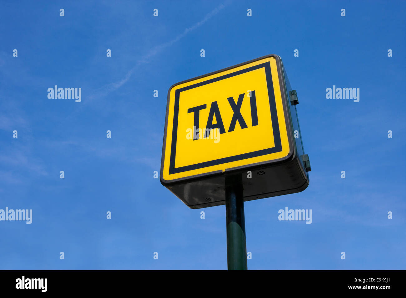Niedrigen Winkel Überblick Taxischild gegen blauen Himmel Stockfoto