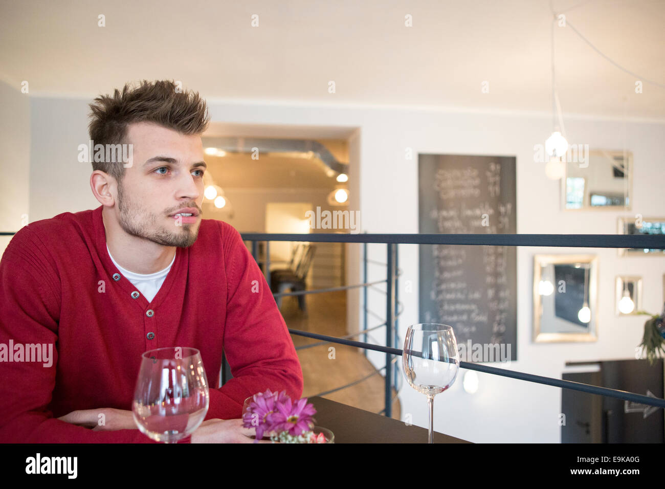 Nachdenklicher Mann wegsehen im café Stockfoto