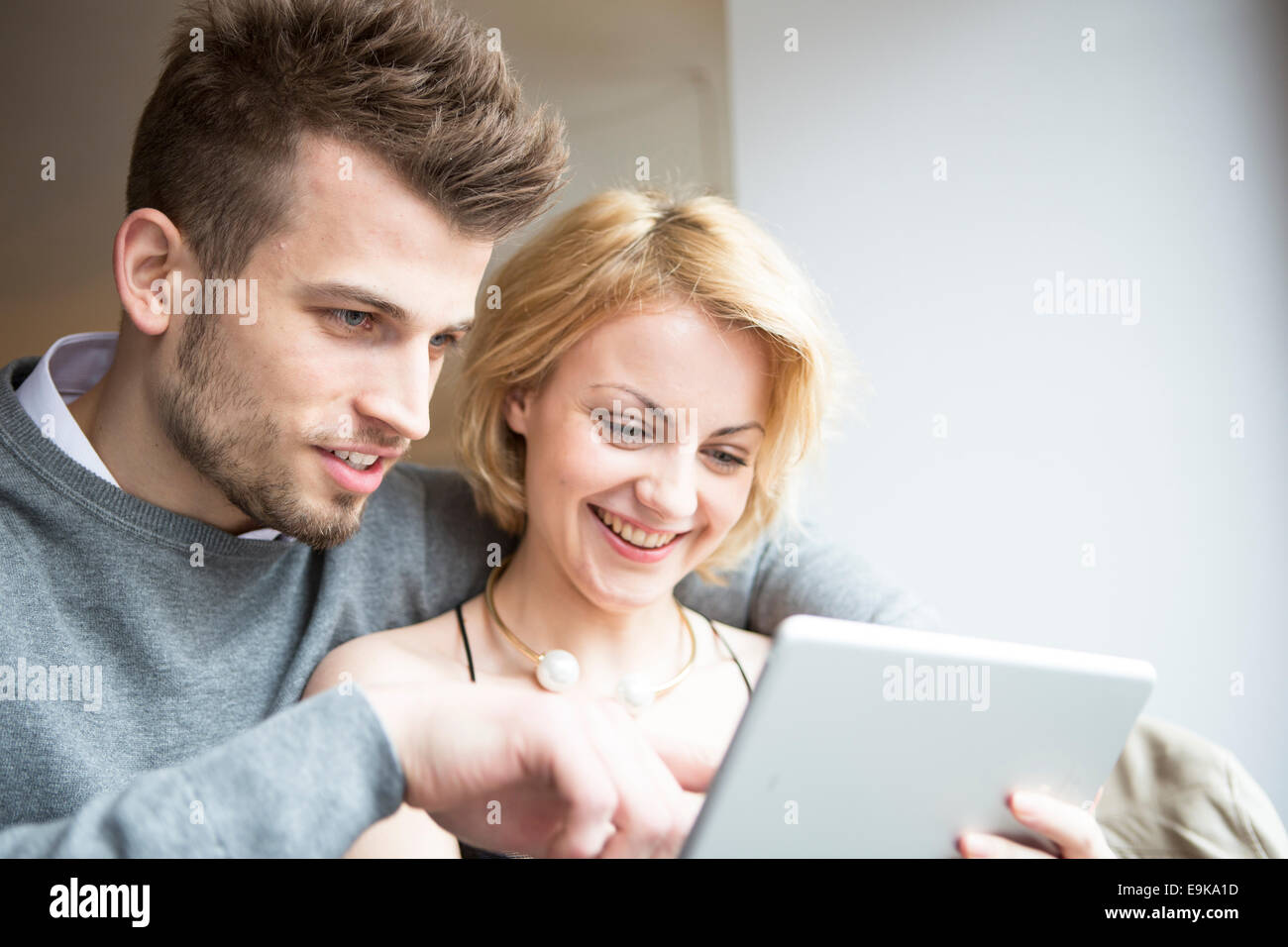Glückliches junges Paar mit digital-Tablette im café Stockfoto