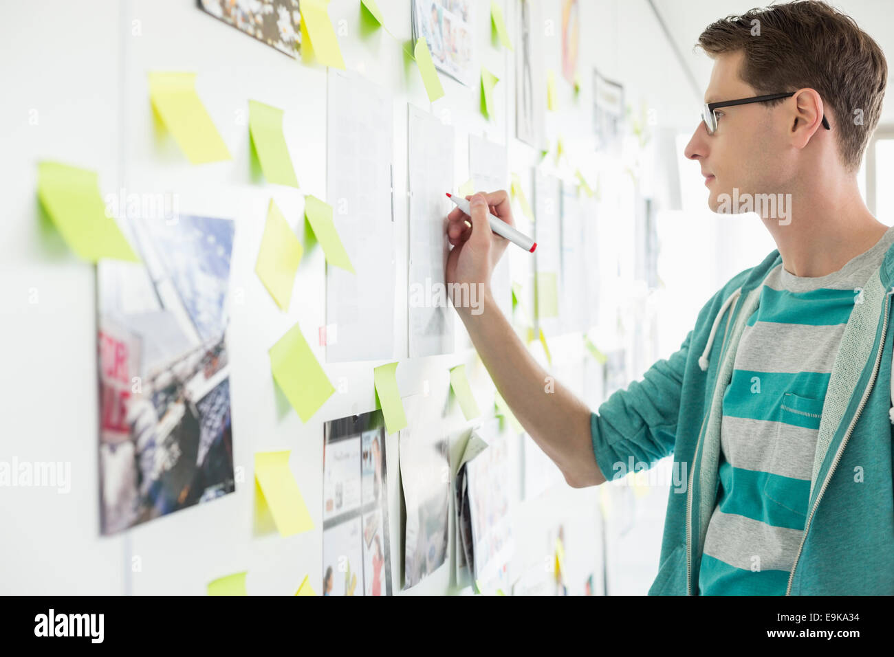 Kreative Unternehmer schriftlich auf Papier im Büro Stockfoto