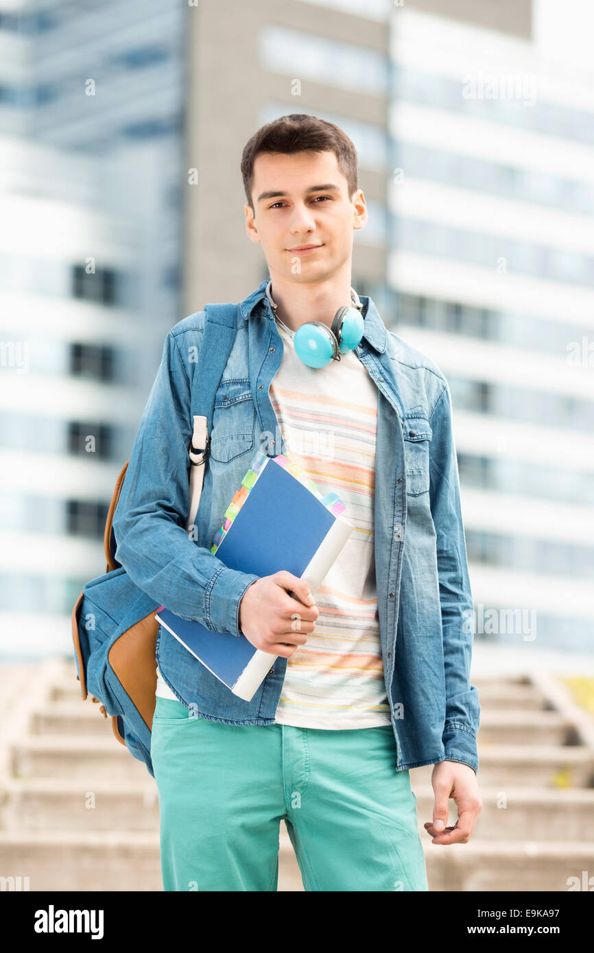 Porträt des jungen Mann, der am College campus Stockfoto