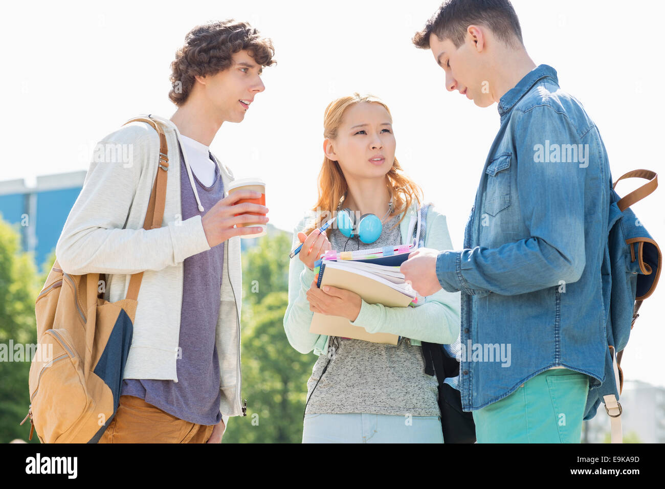 Studenten im Gespräch am campus Stockfoto