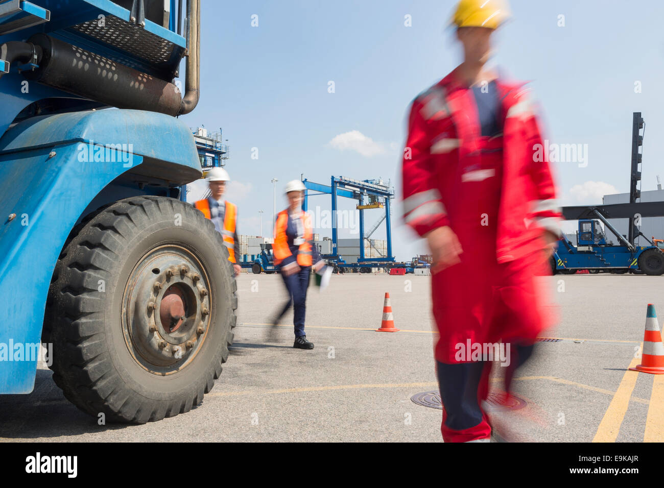 Bewegungsunschärfe der Arbeiter zu Fuß in der Schifffahrt Hof Stockfoto