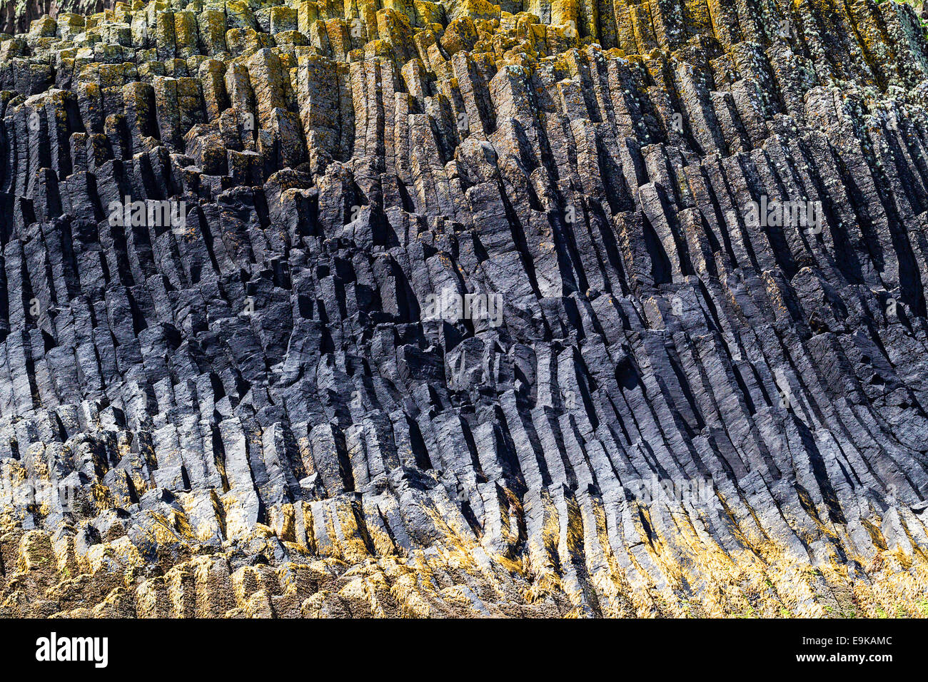 Säulenförmigen Basaltformationen auf der Insel Staffa in der inneren Hebrdes, Schottland Stockfoto