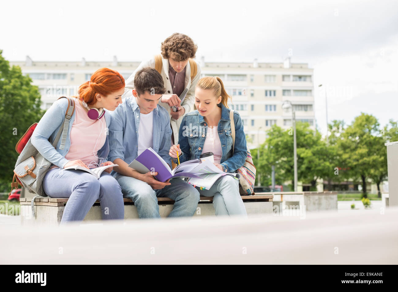 Gruppe von Freunden, die gemeinsam im Campus der Universität studieren Stockfoto