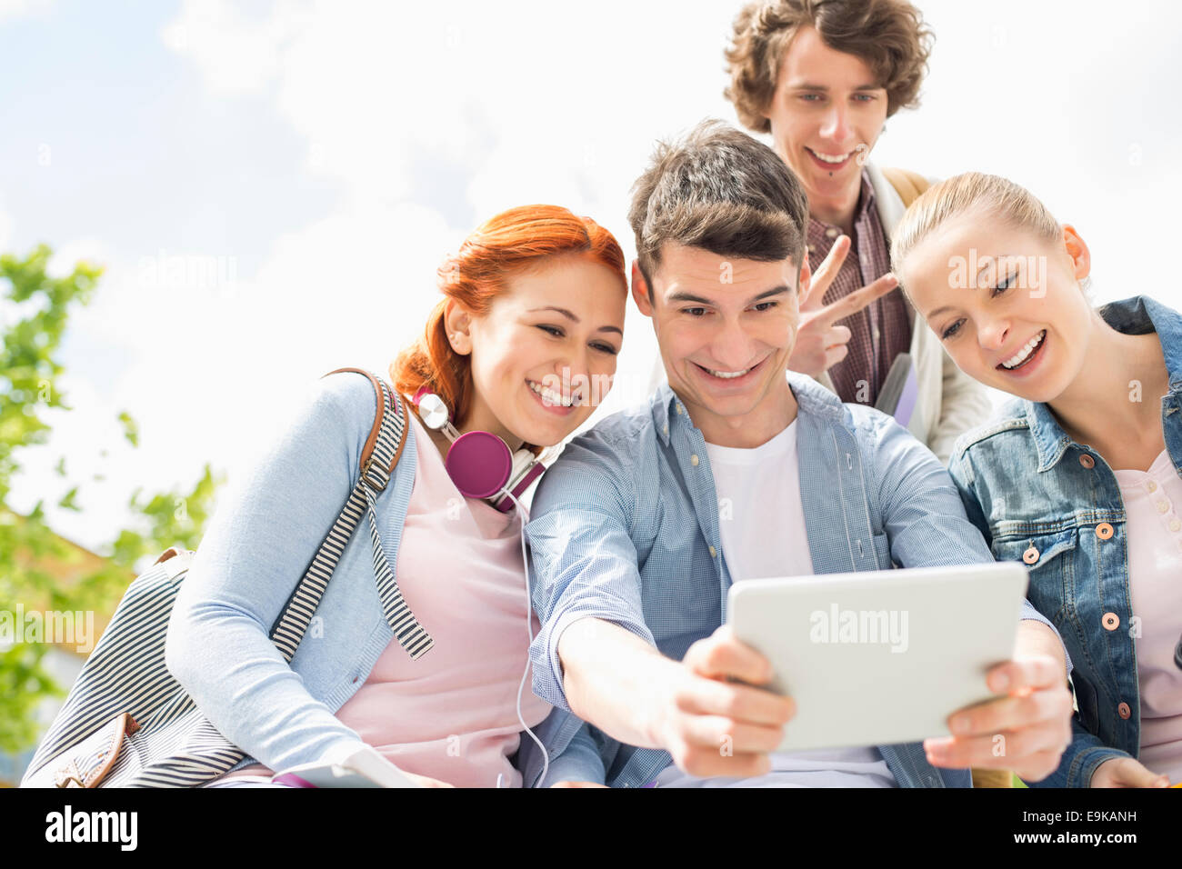 Junge Freunde Fotografieren selbst durch digital-Tablette am College campus Stockfoto