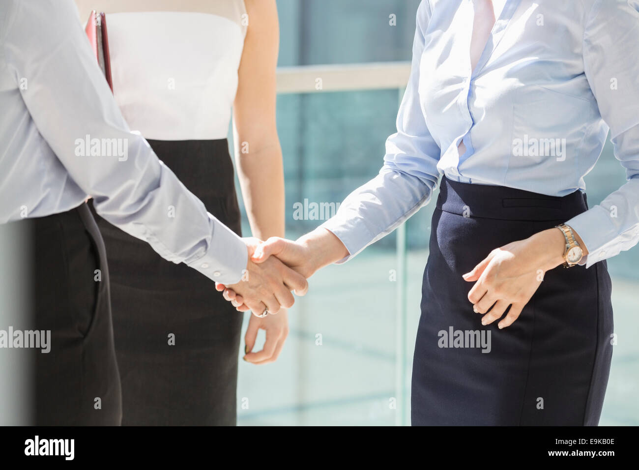 Mittelteil Geschäftsfrauen Händeschütteln im Büro Stockfoto