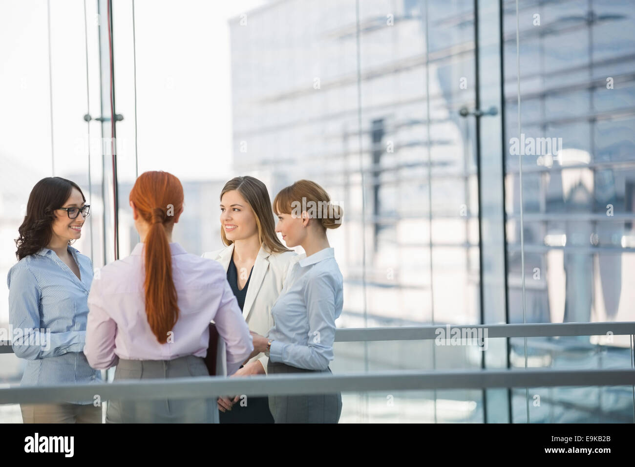 Unternehmerinnen im Gespräch im Büro Stockfoto