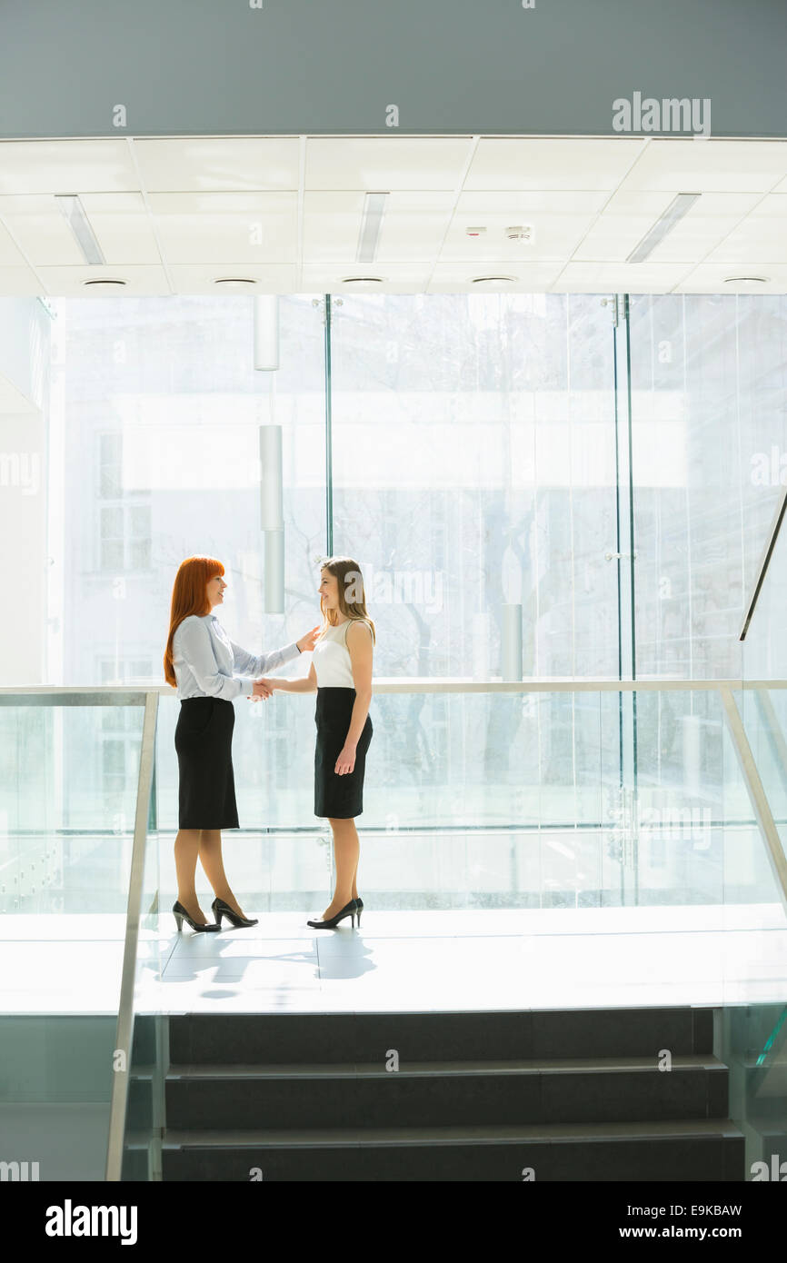 Händeschütteln im Büro Flur Geschäftsfrauen in voller Länge Stockfoto