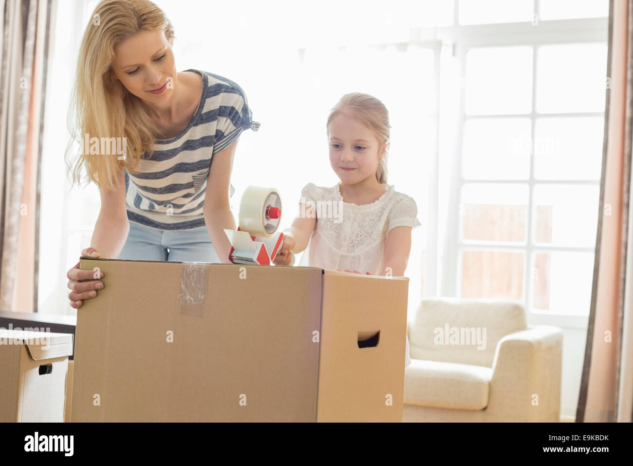 Mutter und Tochter Verpackungskarton zu Hause Stockfoto