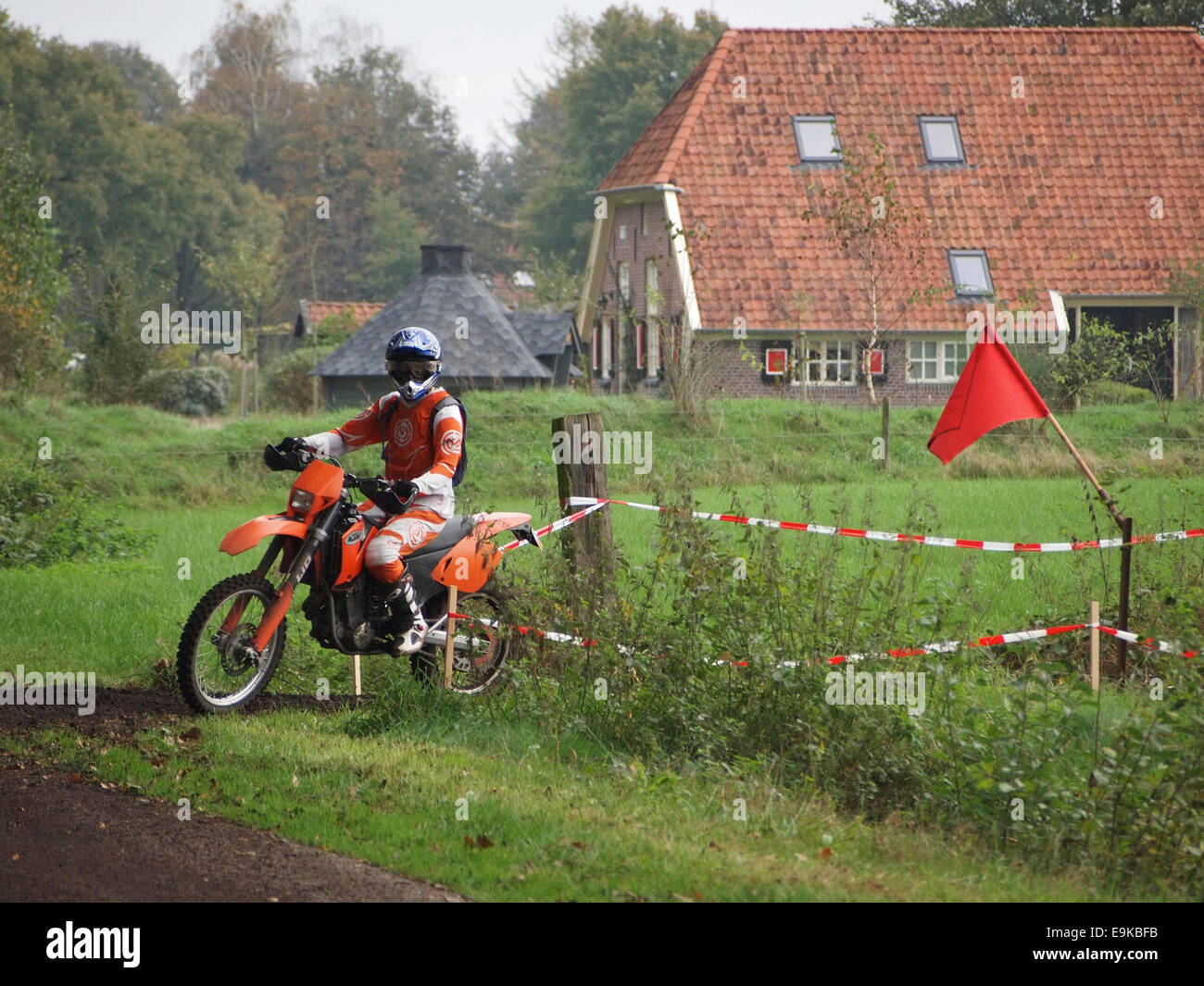 Mann reitet KTM cross Motorrad auf einer Enduro Veranstaltung in Ruurlo, Niederlande. Stockfoto