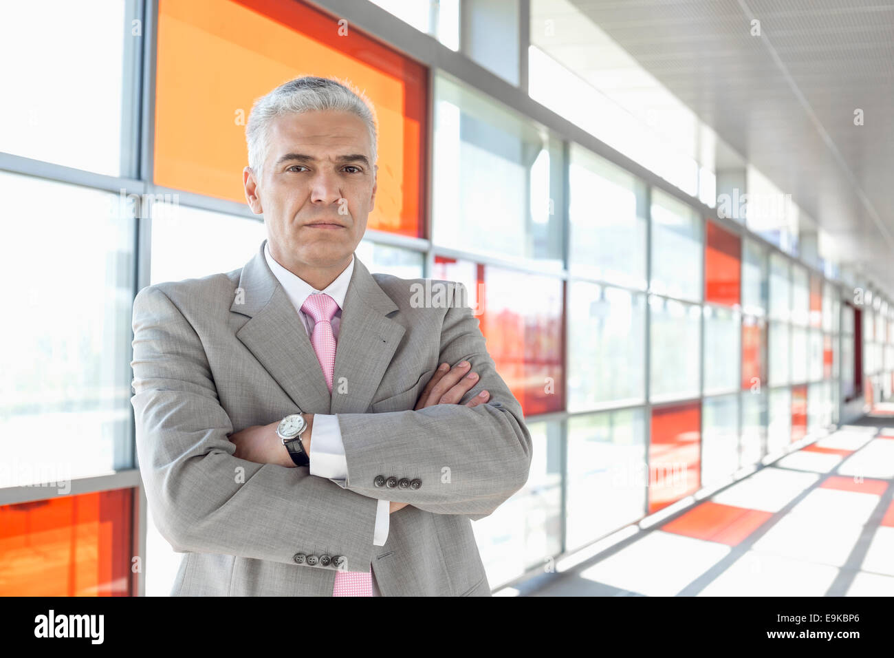 Porträt von zuversichtlich mittleren Alter Geschäftsmann am Bahnhof Stockfoto