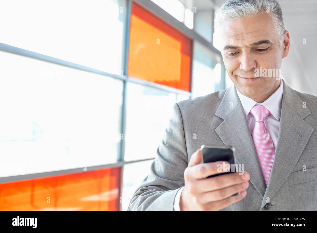 Applying Geschäftsmann mit Handy am Bahnhof Stockfoto