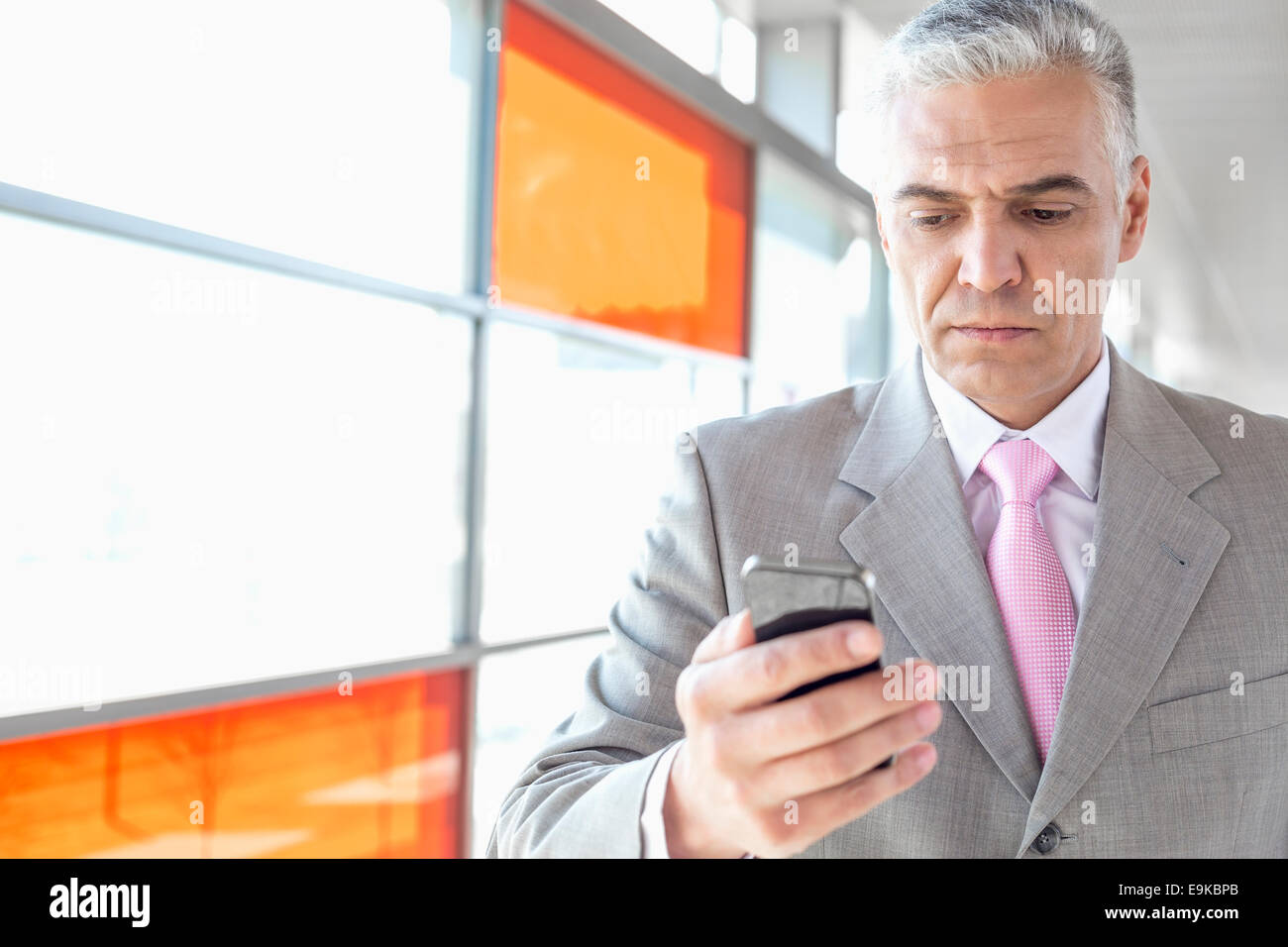 Applying Geschäftsmann mit Smartphone am Bahnhof Stockfoto