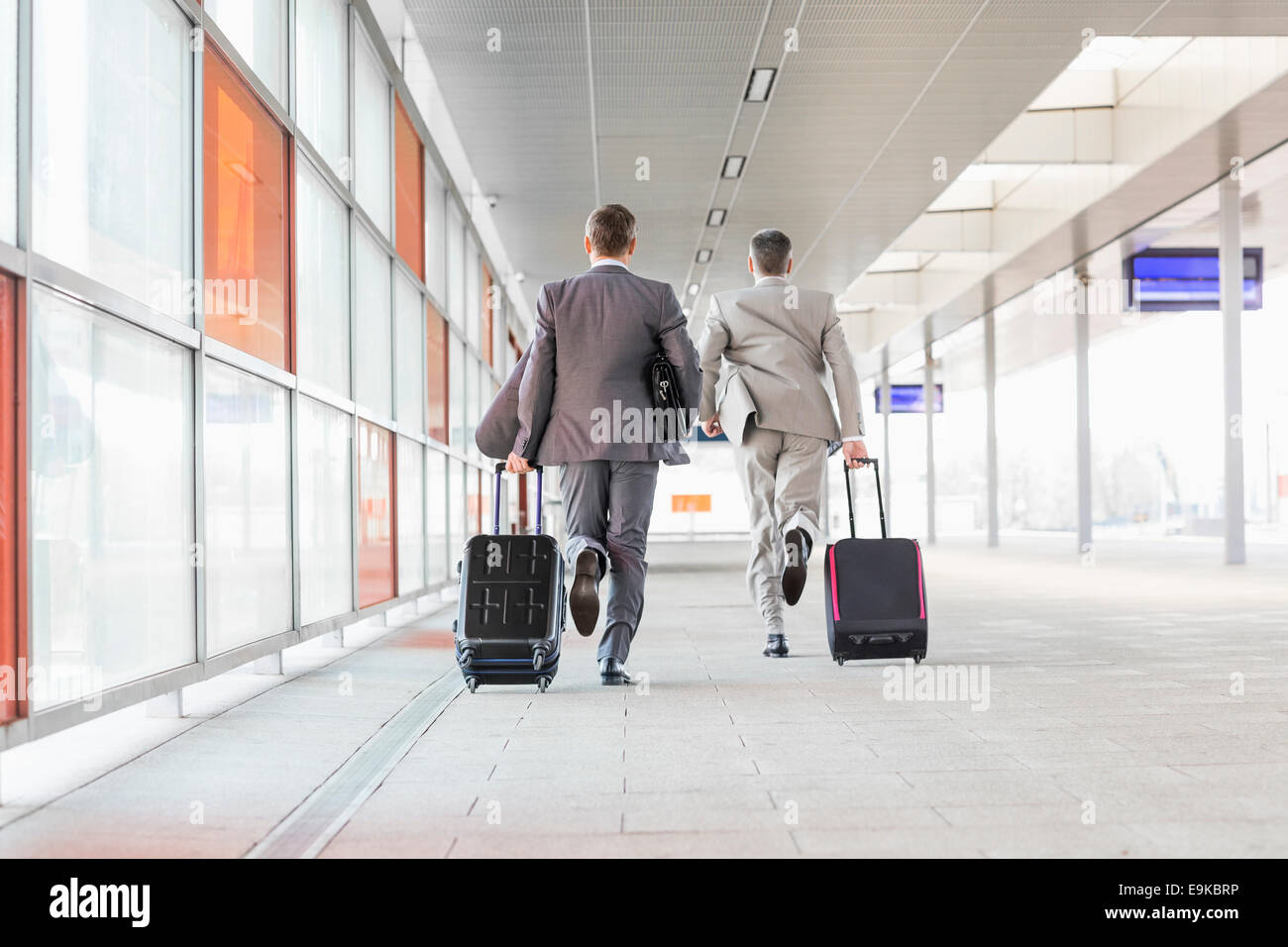 Voller Länge Rückansicht von Geschäftsleuten mit Gepäck auf Eisenbahn-Plattform Stockfoto