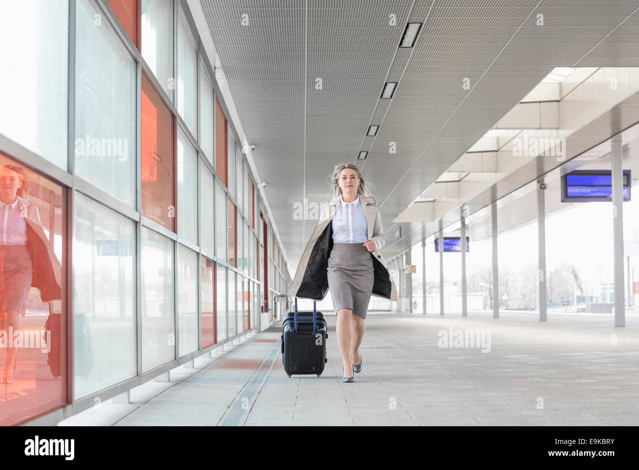 Gesamte Länge der junge Geschäftsfrau mit Gepäck in Bahnhof Rauschen Stockfoto