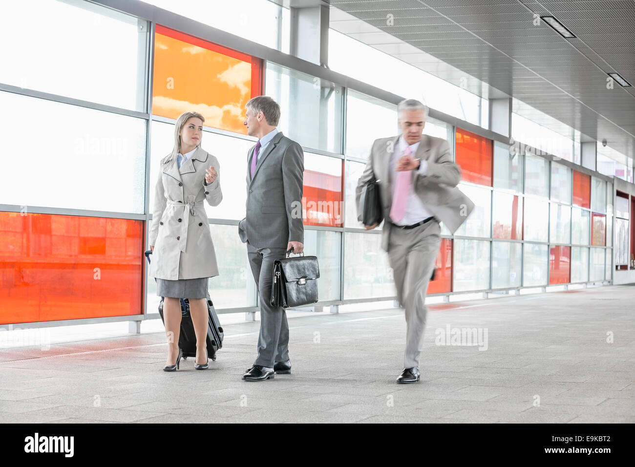 Geschäftsleute, die zu Fuß, während die männlichen Kollegen hetzen im Bahnhof Stockfoto