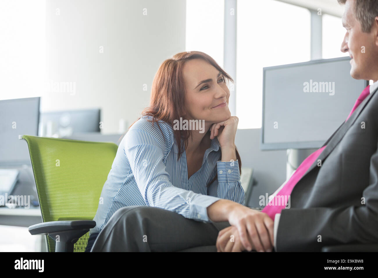 Business-Liebespaar sahen einander im Büro Stockfoto