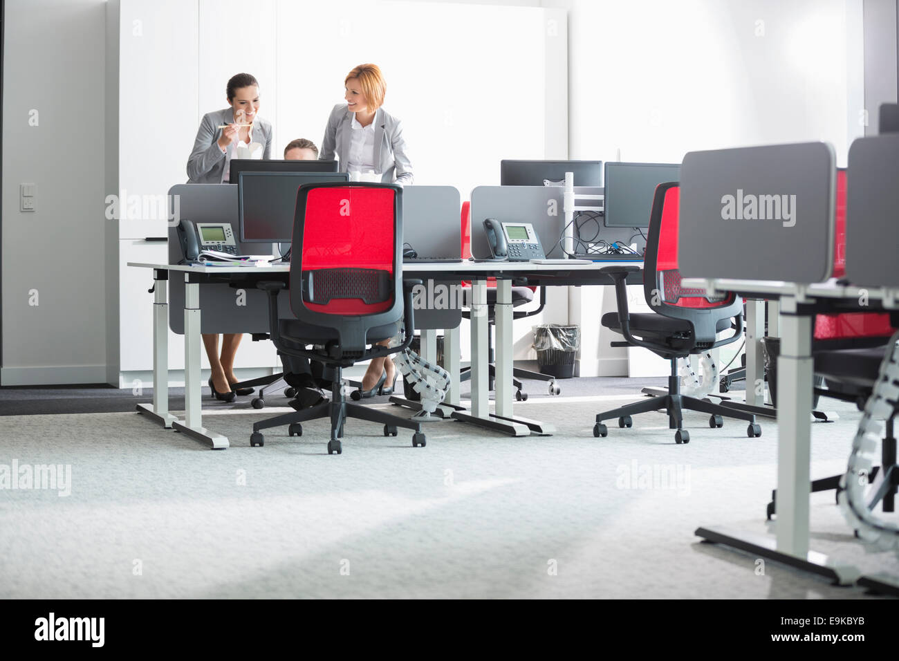 Geschäftsleute, Mittagessen mit Computer im Büro Stockfoto