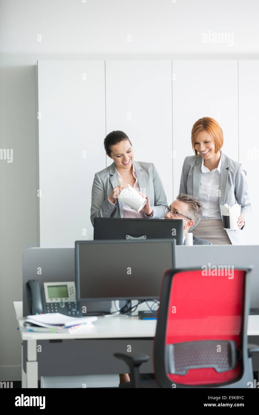 Geschäftsleute, Mittagessen mit Computer im Büro Stockfoto