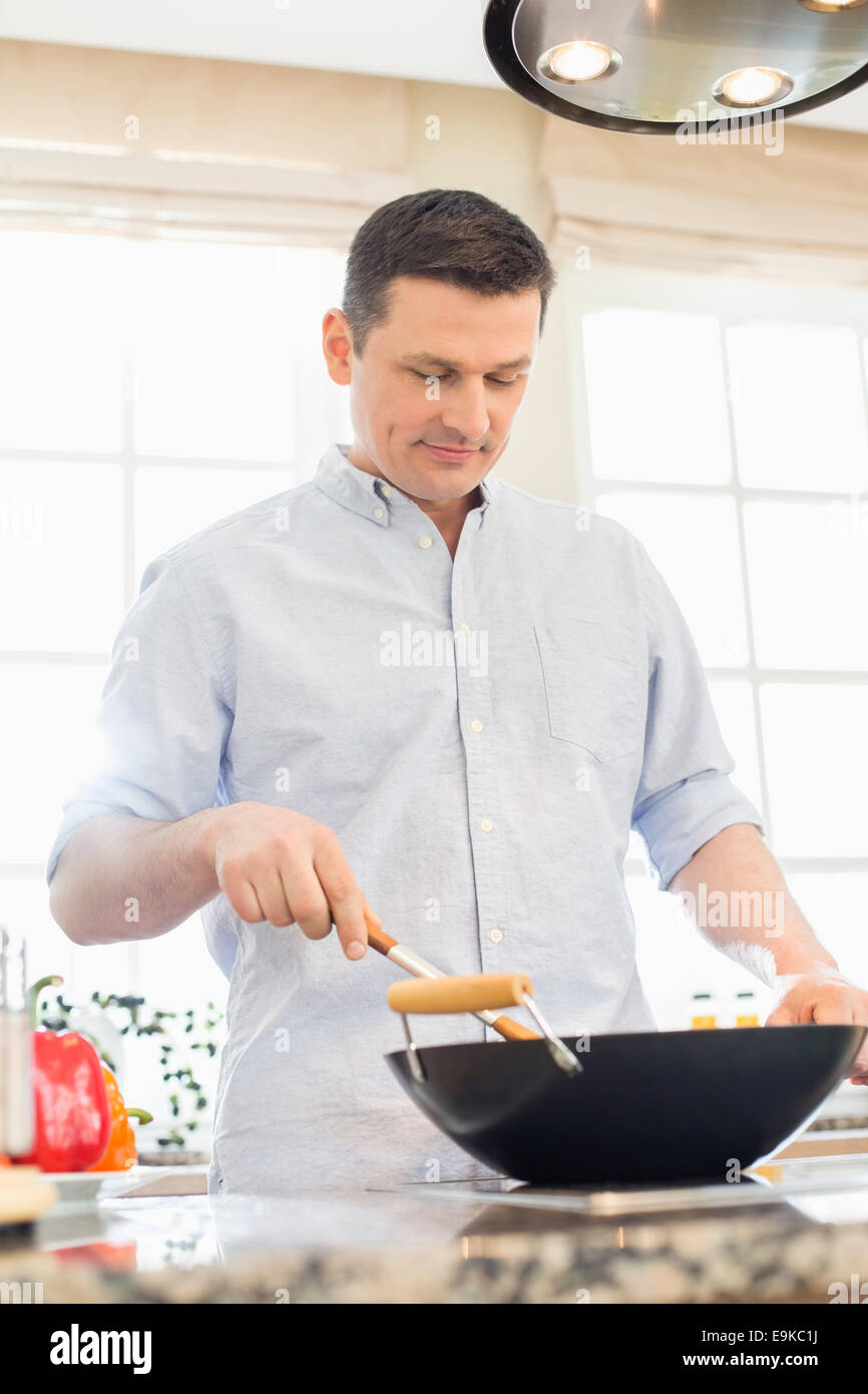 Mann mittleren Alters in Küche Stockfoto