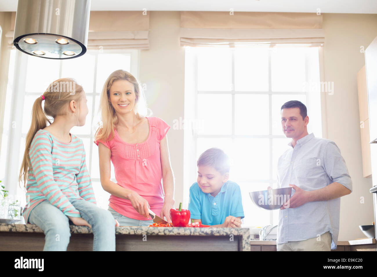 Familie, die Zubereitung von Speisen in der Küche Stockfoto