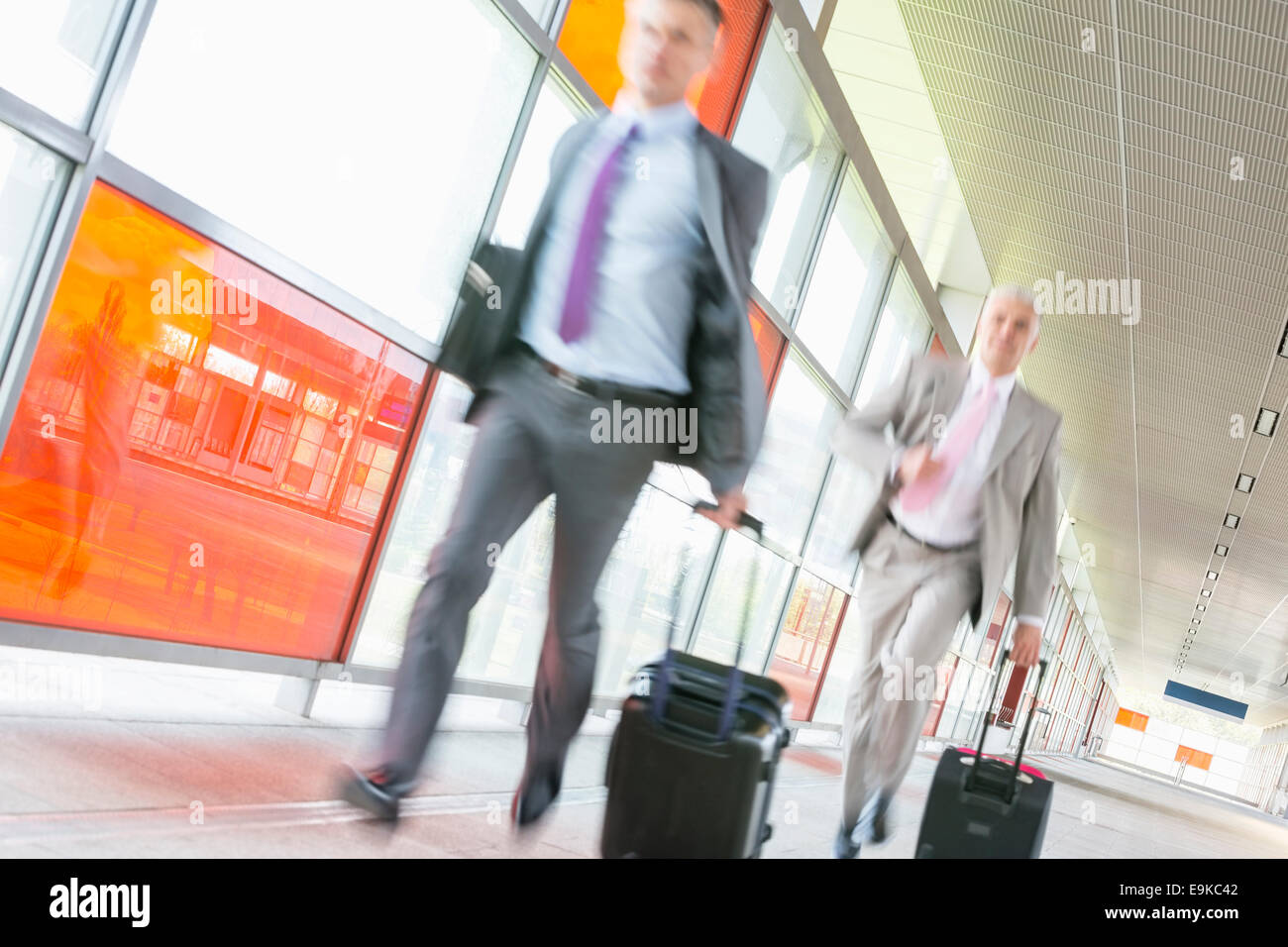 Applying Geschäftsleute mit Gepäck Rauschen auf Eisenbahn-Plattform Stockfoto