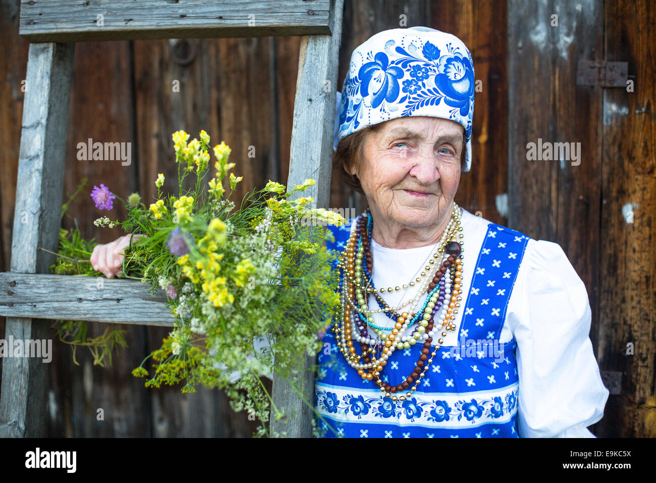 Slawische alte ethnische Kleidung im Freien. Großmutter. Stockfoto