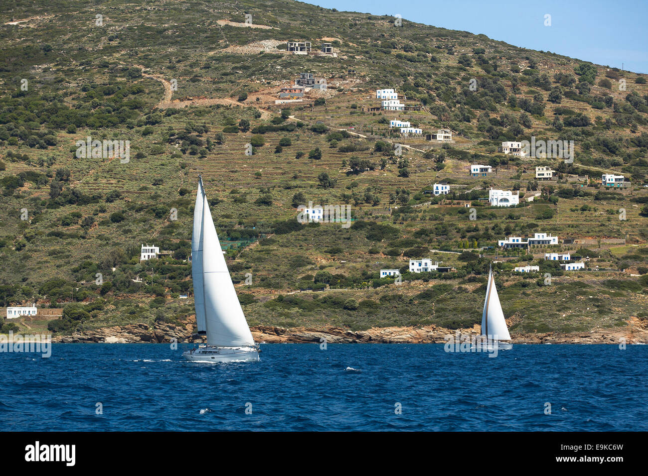 Segeln Regatta in Ägäis vor der Küste der griechischen Inselns. Yachting. Stockfoto