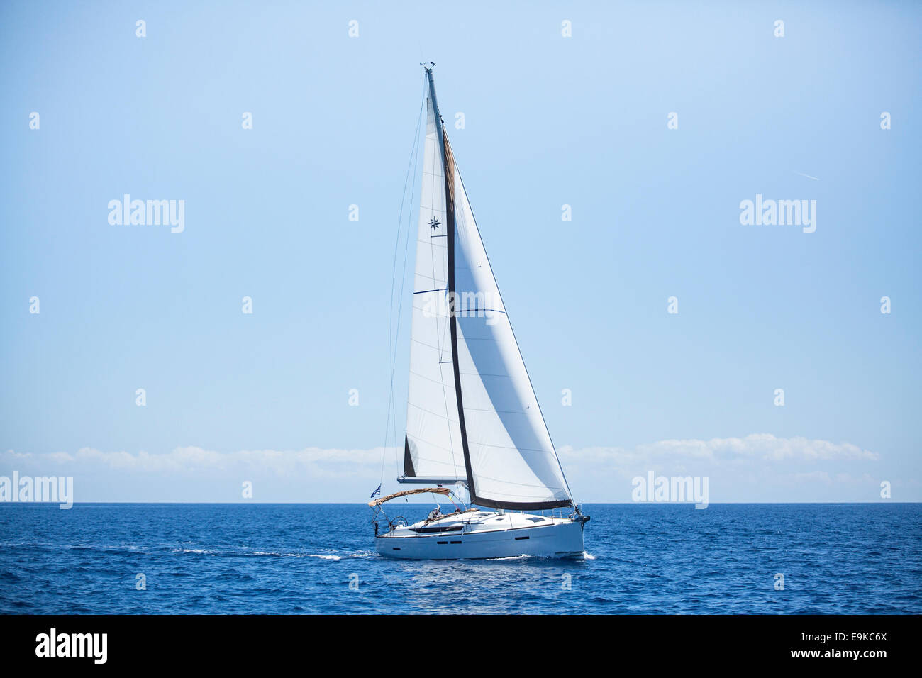 Romantischen Segelboot auf dem Meer fahren. Luxus-Yachten, Seereisen. Stockfoto