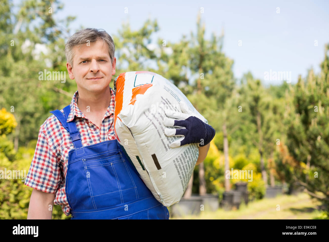 Mann mit sack Fotos und Bildmaterial in hoher Auflösung Alamy