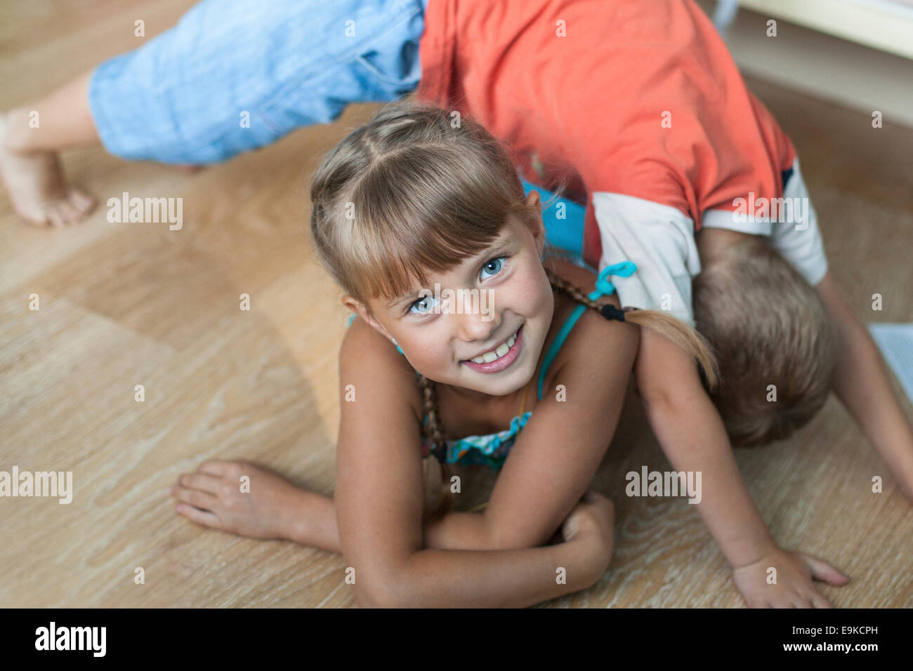 Entzückende kleine Mädchen beim Spielen mit ihren kleinen Bruder. Stockfoto