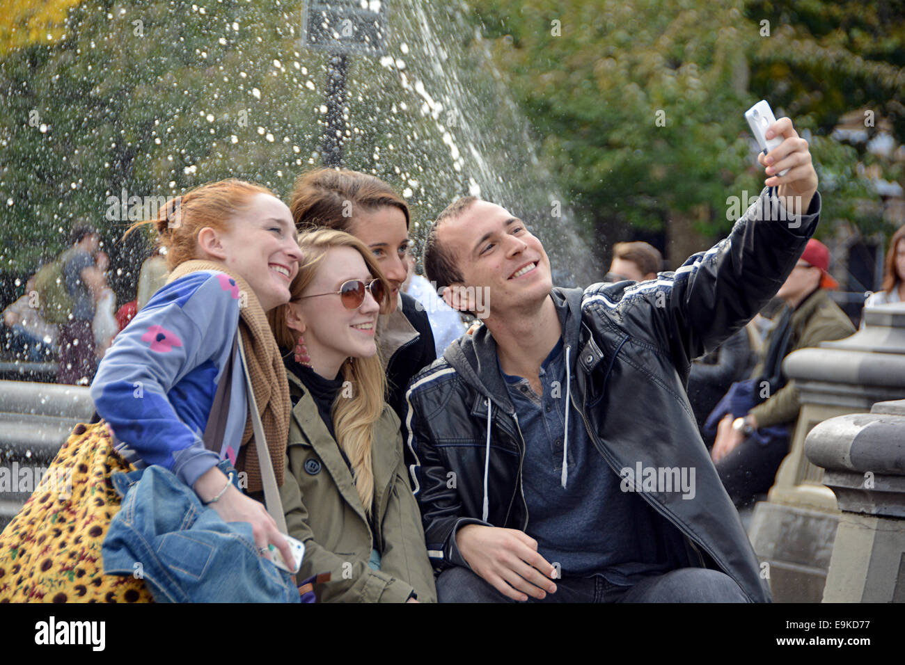 Eine Gruppe von Touristen ein Selbstporträt in der Nähe der Brunnen im Washington Square Park in Greenwich Village, New York City Stockfoto
