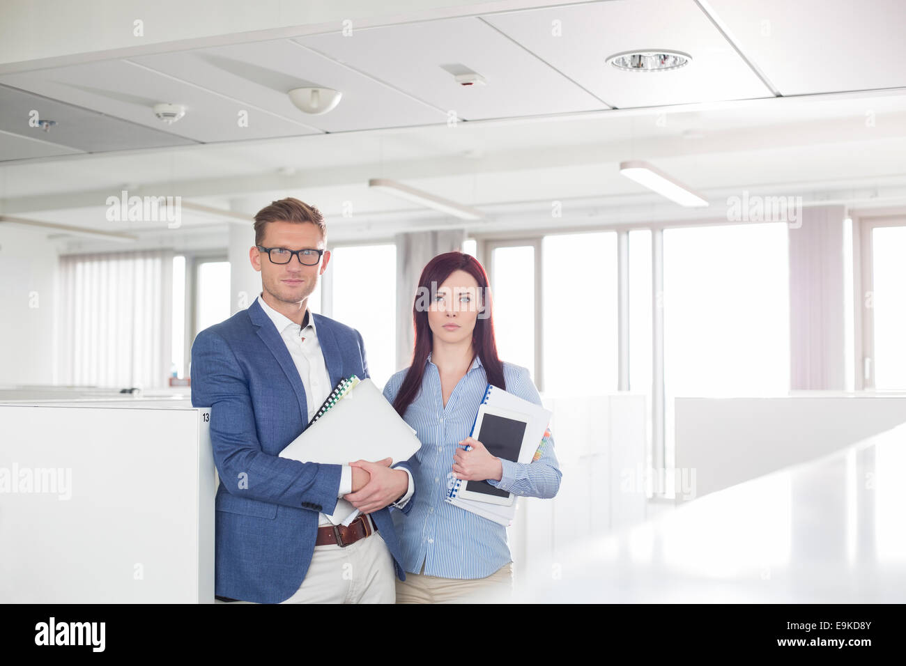 Porträt von zuversichtlich Geschäftsleute stehen im Büro Stockfoto