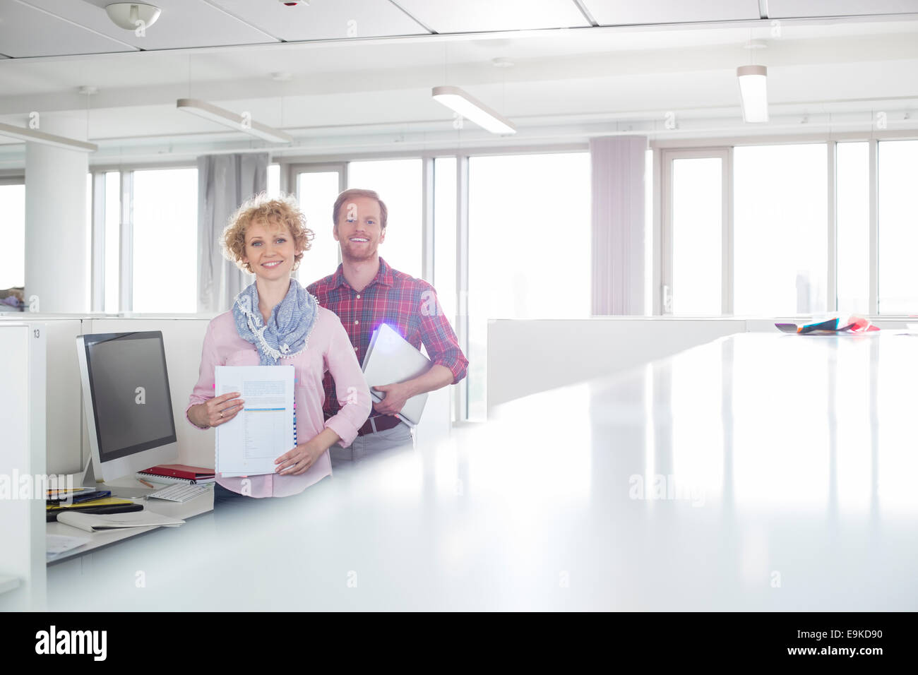 Porträt von zuversichtlich Geschäftsleute stehen im Büro Stockfoto