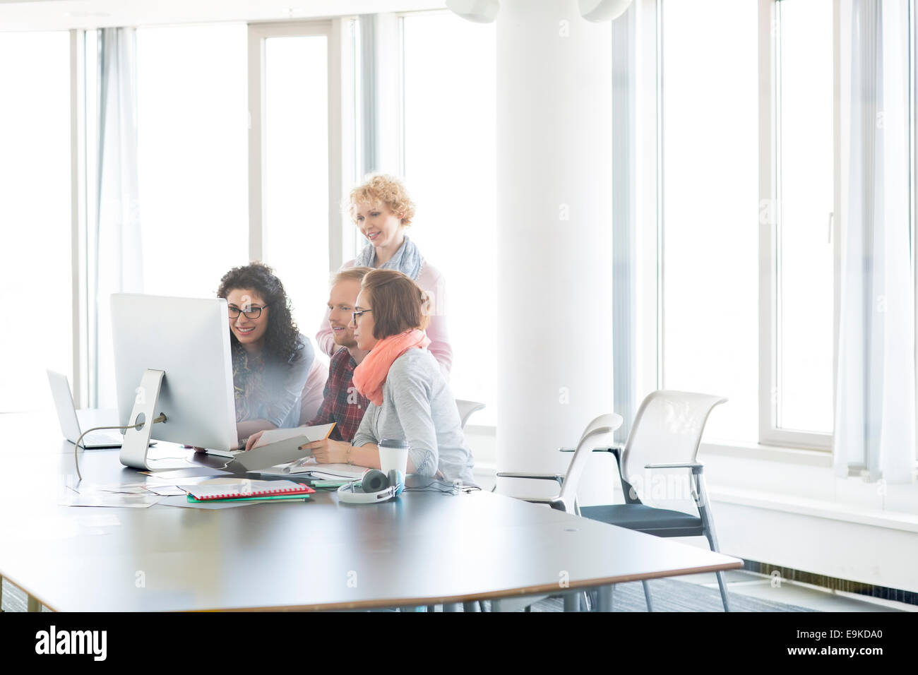 Geschäftsleute, die gemeinsam im Büro Stockfoto