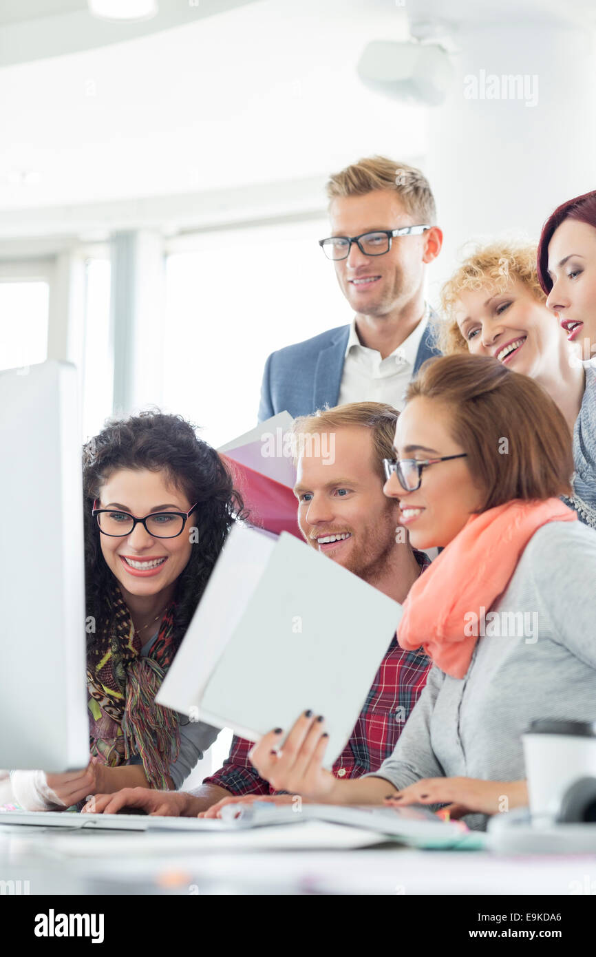 Geschäftsleute, die mit Computer in Kreativbüro Stockfoto