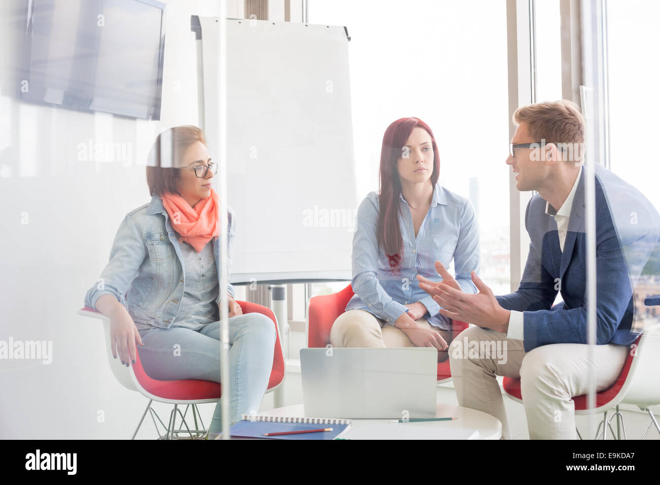 Business-Leute diskutieren im Tagungsraum Stockfoto