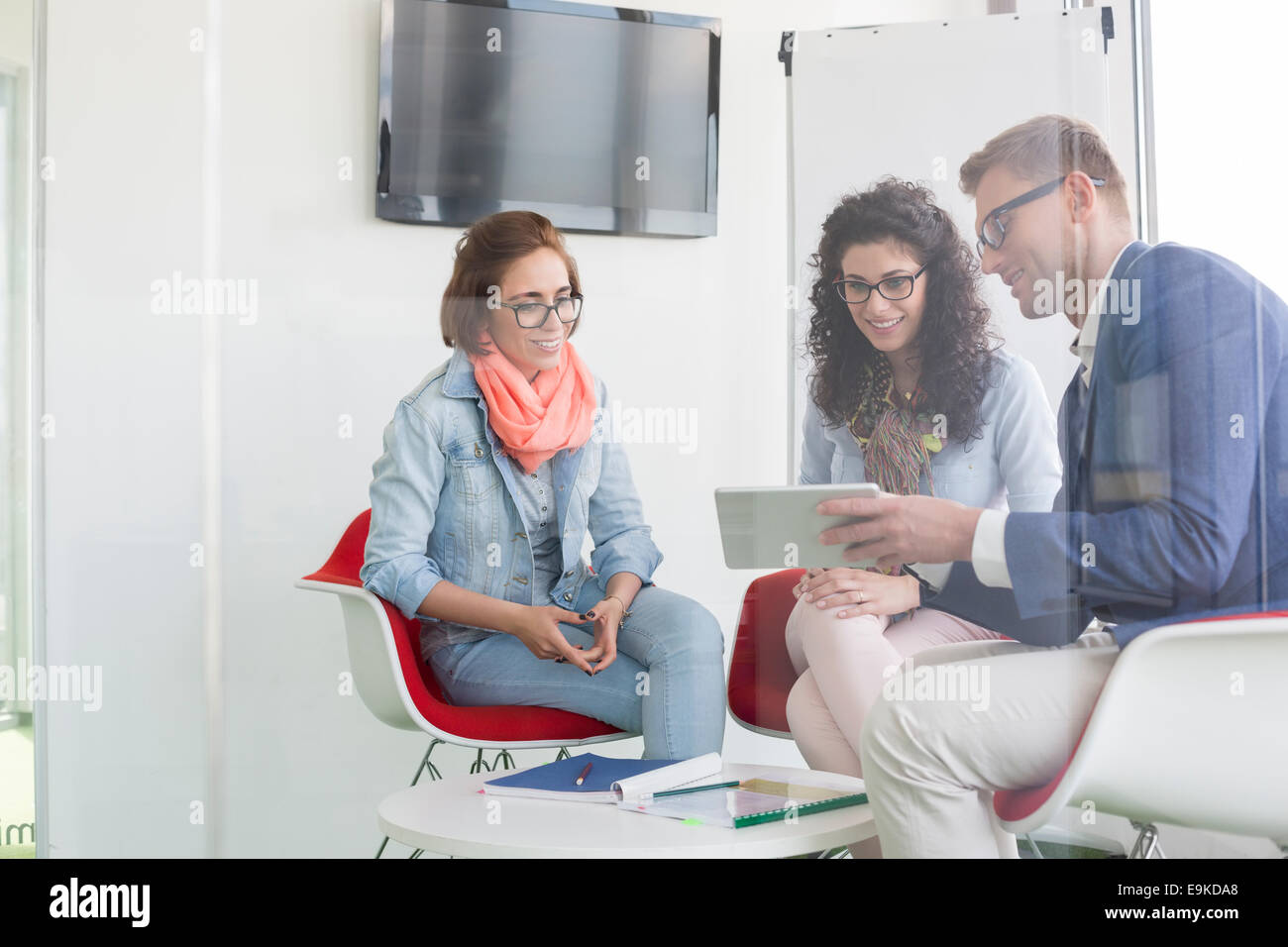 Business-Leute diskutieren im Tagungsraum Stockfoto