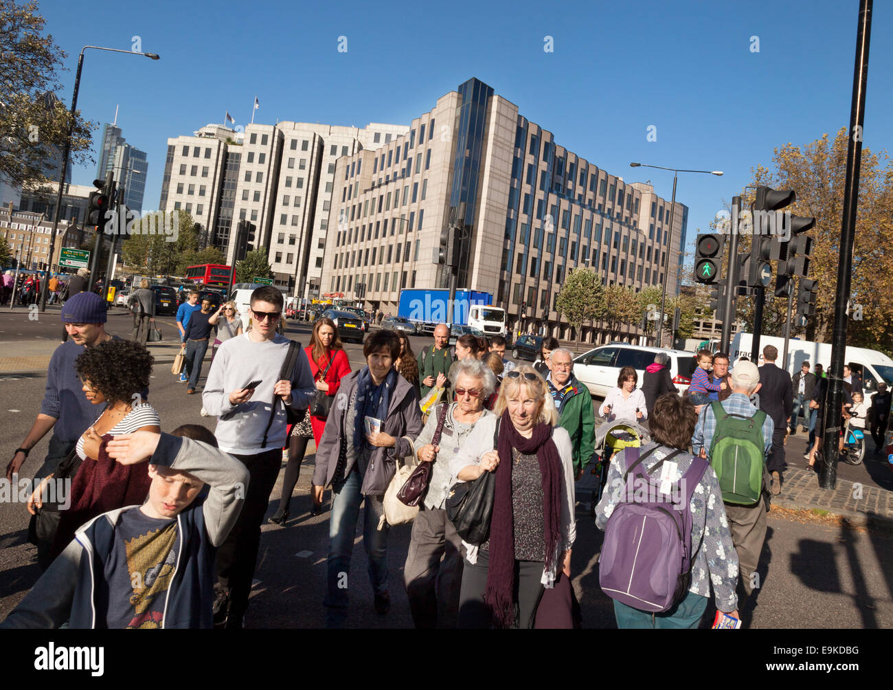 Eine Menge Leute, die beim Überqueren der Straße an einem Fußgängerüberweg, Tower Hill, London UK Stockfoto