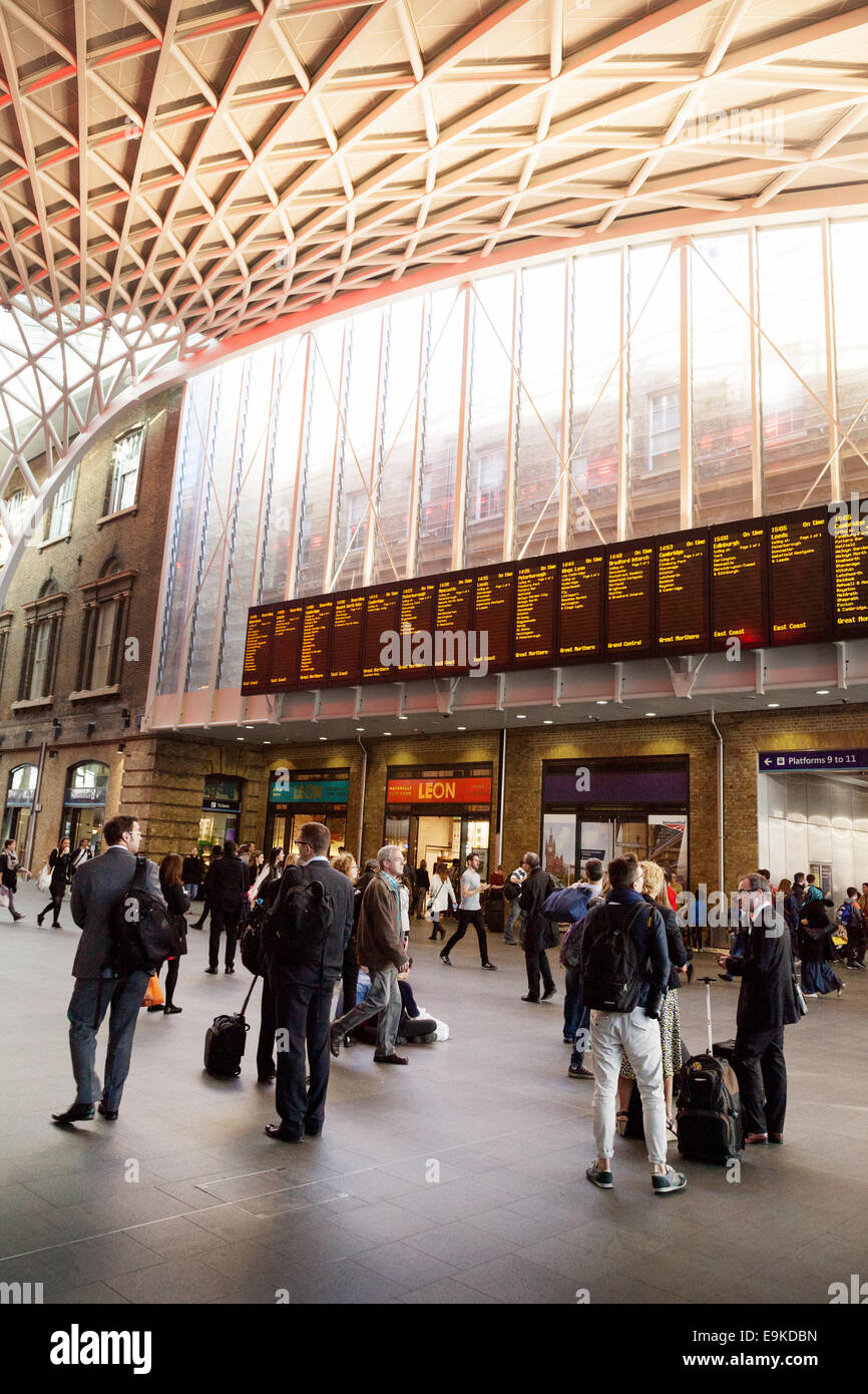 Personen an der Anzeigentafel, Hauptstrecke Bahn Bahnhof Kings Cross, London UK Stockfoto