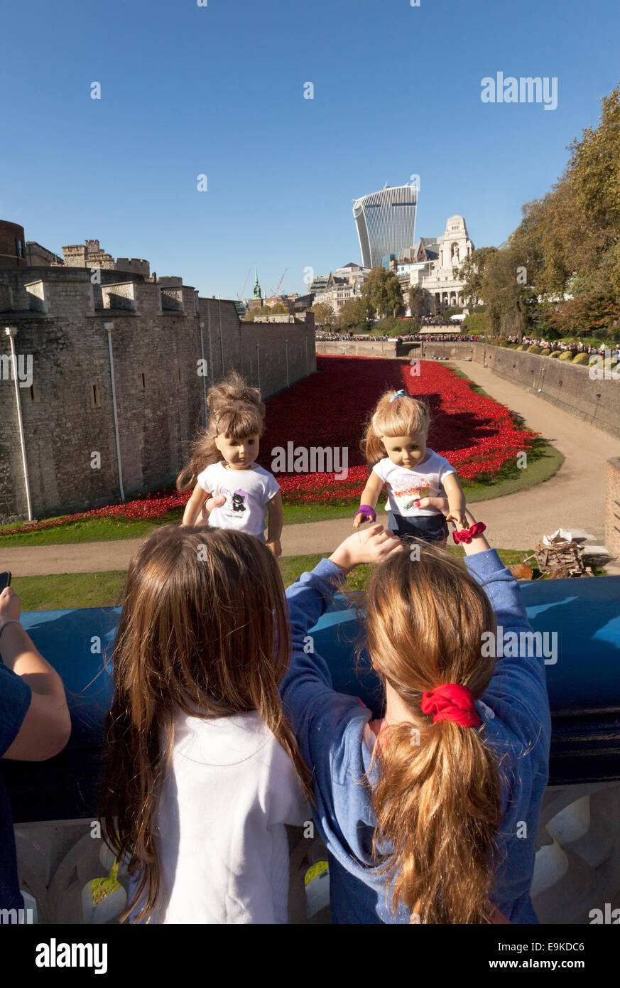 Tower von London Mohn Denkmal - Kinder besuchen mit ihren Puppen betrachten die Mohnblumen in den Graben, London UK Stockfoto