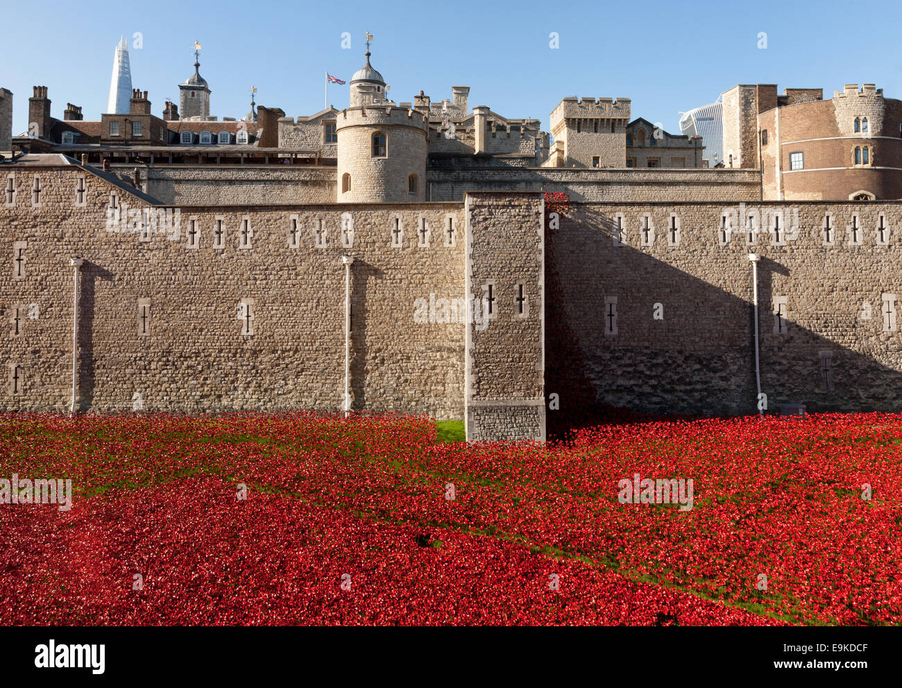 Tower von London Mohn Anzeige als Gedenkstätte für die Toten des Zweiten Weltkriegs 1 (WWI), London, England, Großbritannien Stockfoto