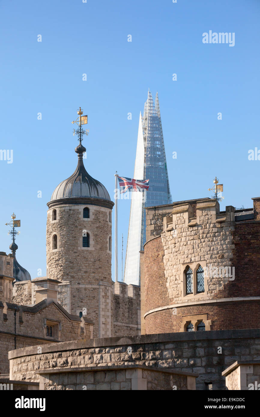 Skyline von London, Konzept alte und neue, alte und moderne; Der Tower of London mit dem Shard; London England UK Stockfoto