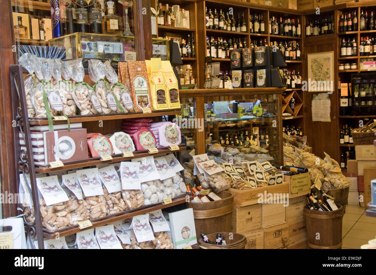 Gourmet-Lebensmittel-Shop, San Gimignano, Siena, Toskana, Italien Stockfoto