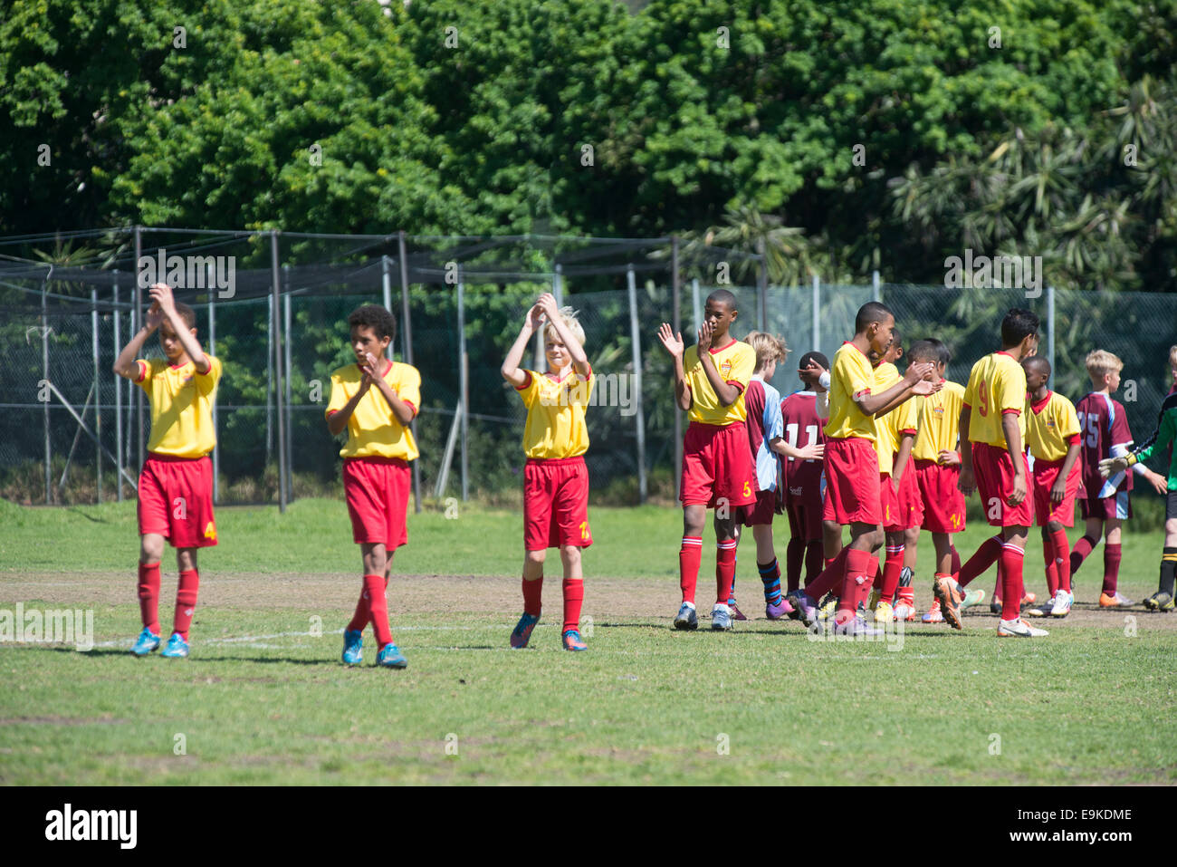 Jugend-Football-Spieler (U13) applaudieren zu ihren Fans, Cape Town, Südafrika Stockfoto