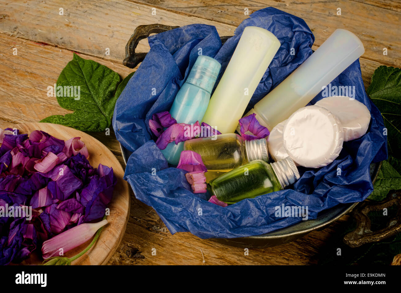 Sortierter Naturkosmetik in einem Korb Stockfoto